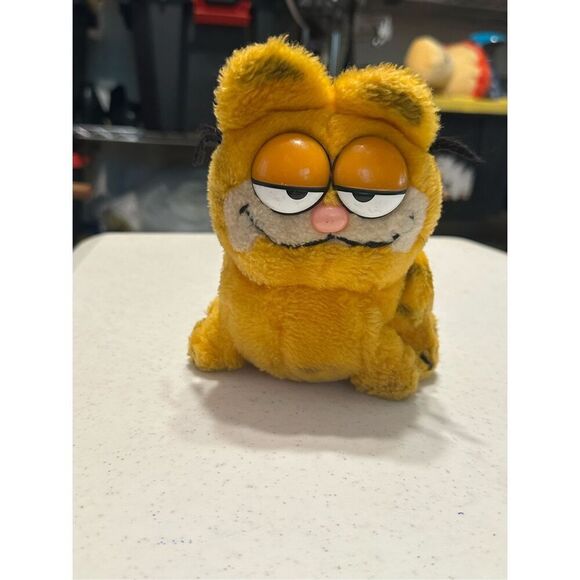 Vintage R. Dakin Yellow Garfield 1981 United Features Syndicate Plush Cat Toy 8" - Picture 1 of 7